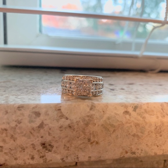 Jewelry - SOLD ✨ Diamond cluster ring